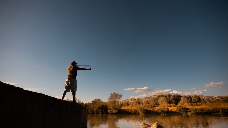 A Pesca com Estilingue: Uma Arte Antiga de Precisão